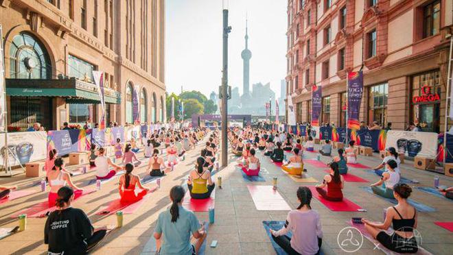 上海瑜伽生活节启幕举办百人瑜伽、瑜伽进社区等活动(图1)